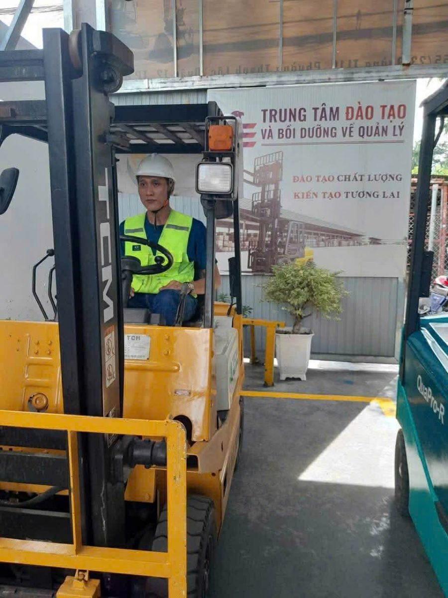 hoc-lai-may-xuc-tai-tien-yen-quang-ninh-cap-chung-chi-uy-tin